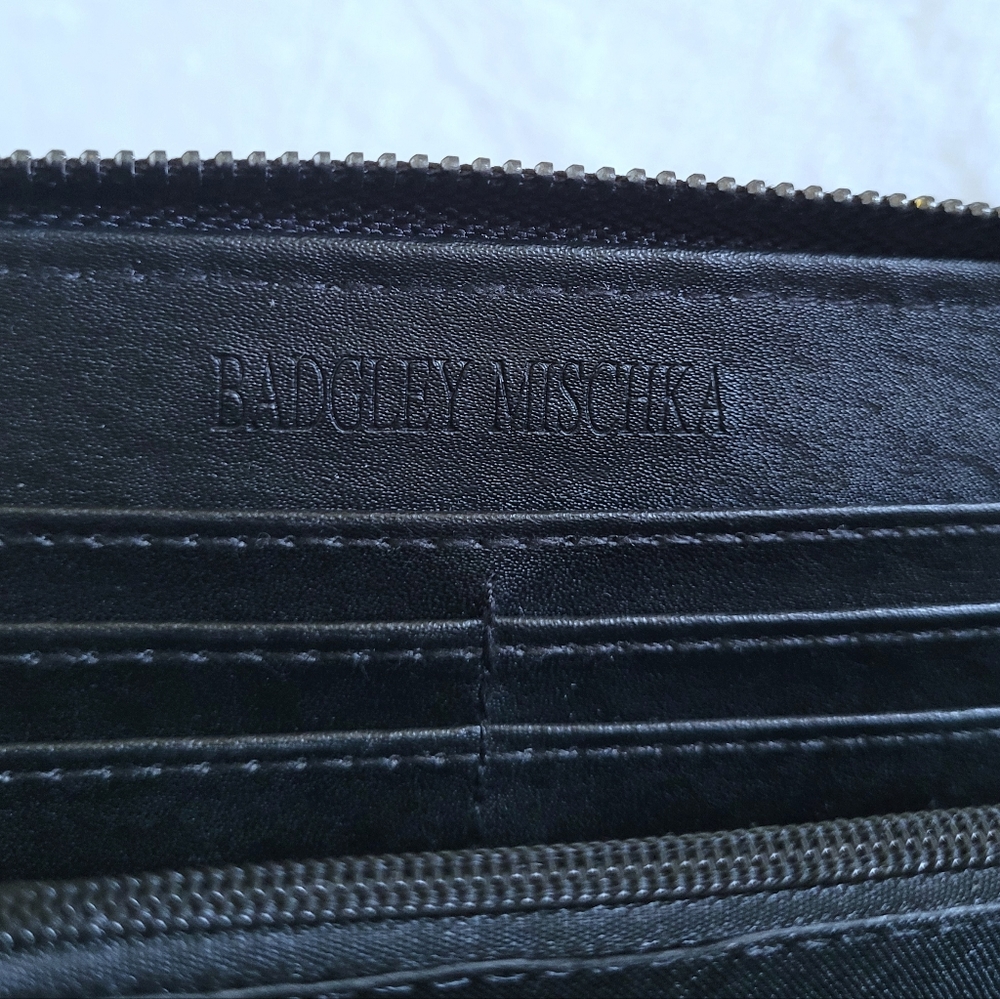 Badgley Mischka Black🖤 Debossed Logo Wallet - NWT - Picture 12 of 16